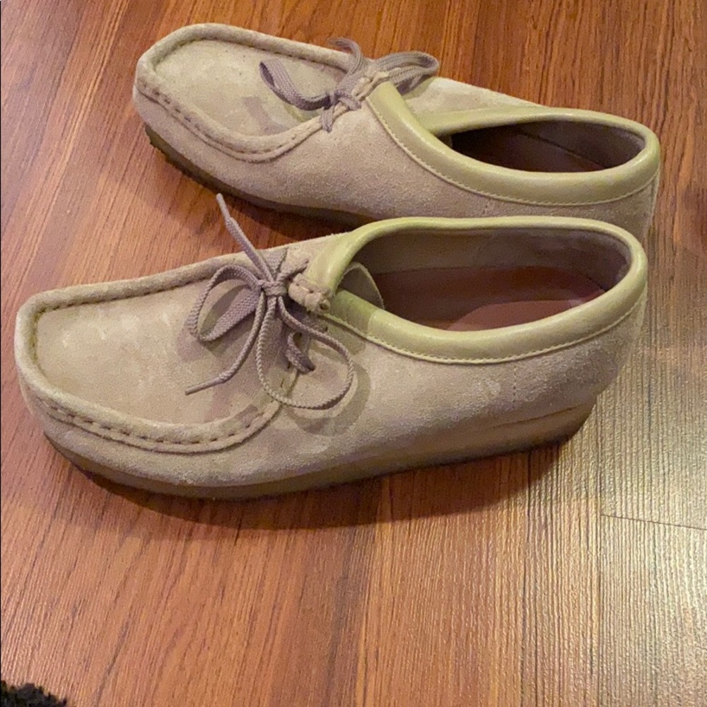 Men’s size 7M/ Women’s size 9M Clarks Wallabee